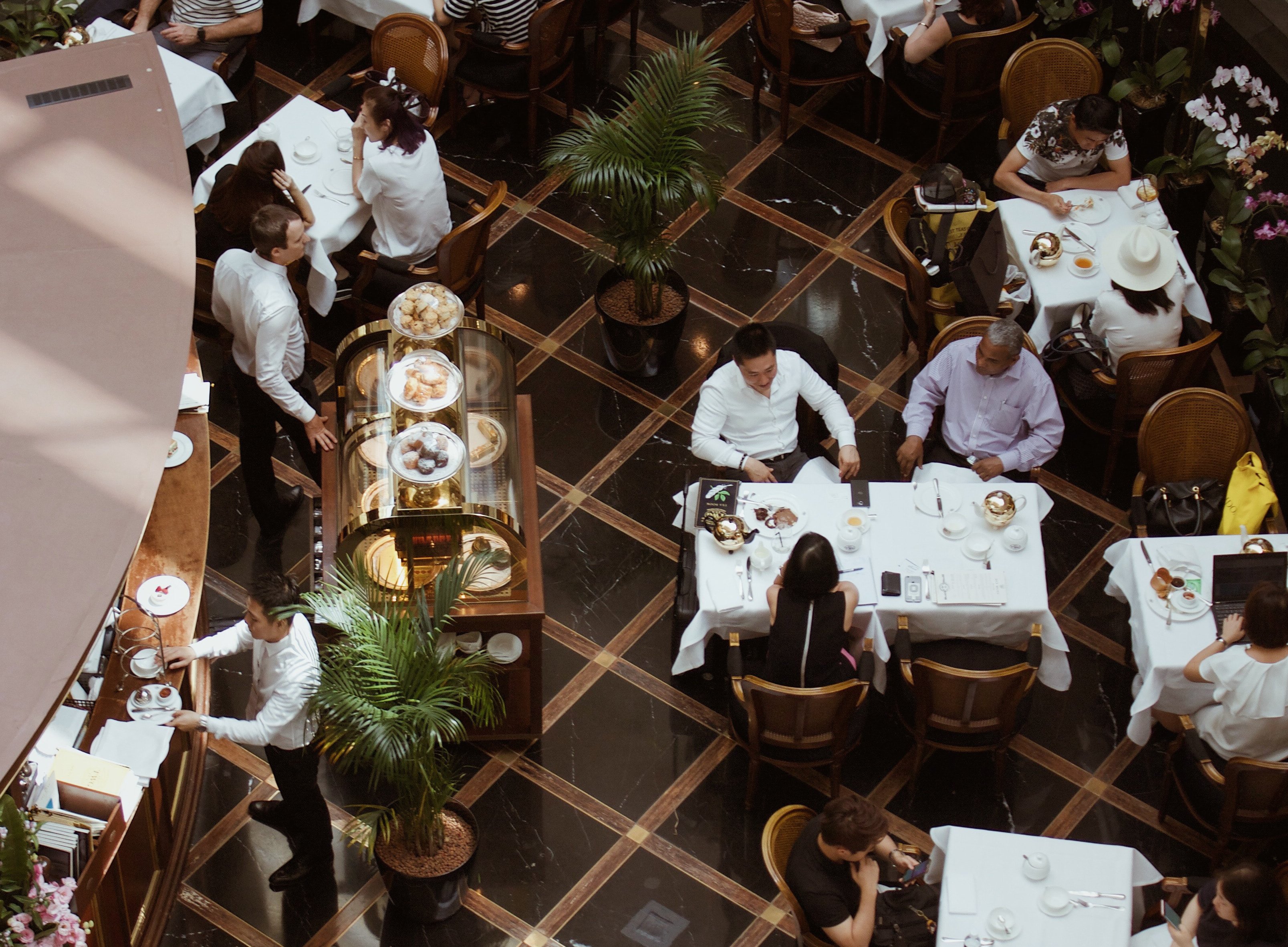 Businessfolk som spiser på en restaurant